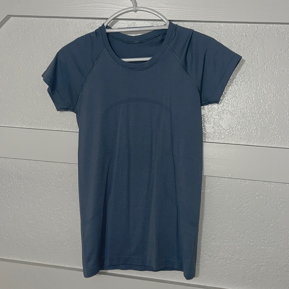 baby blue-ish/gray short sleeve lulu
